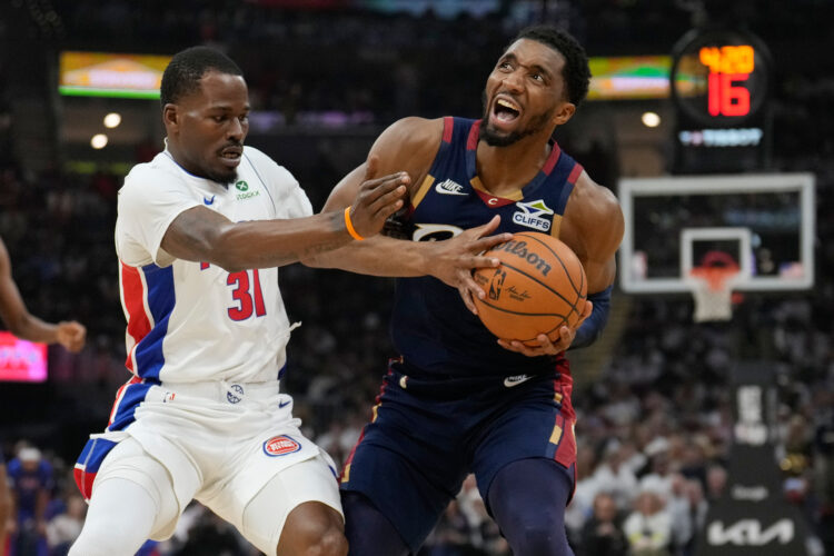 Mitchell ties NBA playoff record with 39 points in 2nd half as Cavs even series